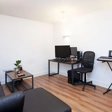 Modern 1 Bedroom Flat In Centre *
