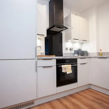 Modern 1 Bedroom Flat In Centre *